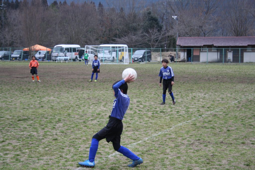 保護者のための 2分で分かるサッカーのルール スローインが反則になる レアッシ福岡フットボールクラブ
