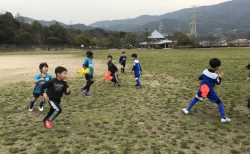 保護者のための 2分で分かるサッカーのルール アドバンテージ フリーキックにならない反則 レアッシ福岡フットボールクラブ 保護者のための 2分で分かるサッカーのルール アドバンテージ フリーキックにならない反則 レアッシ福岡フットボールクラブ