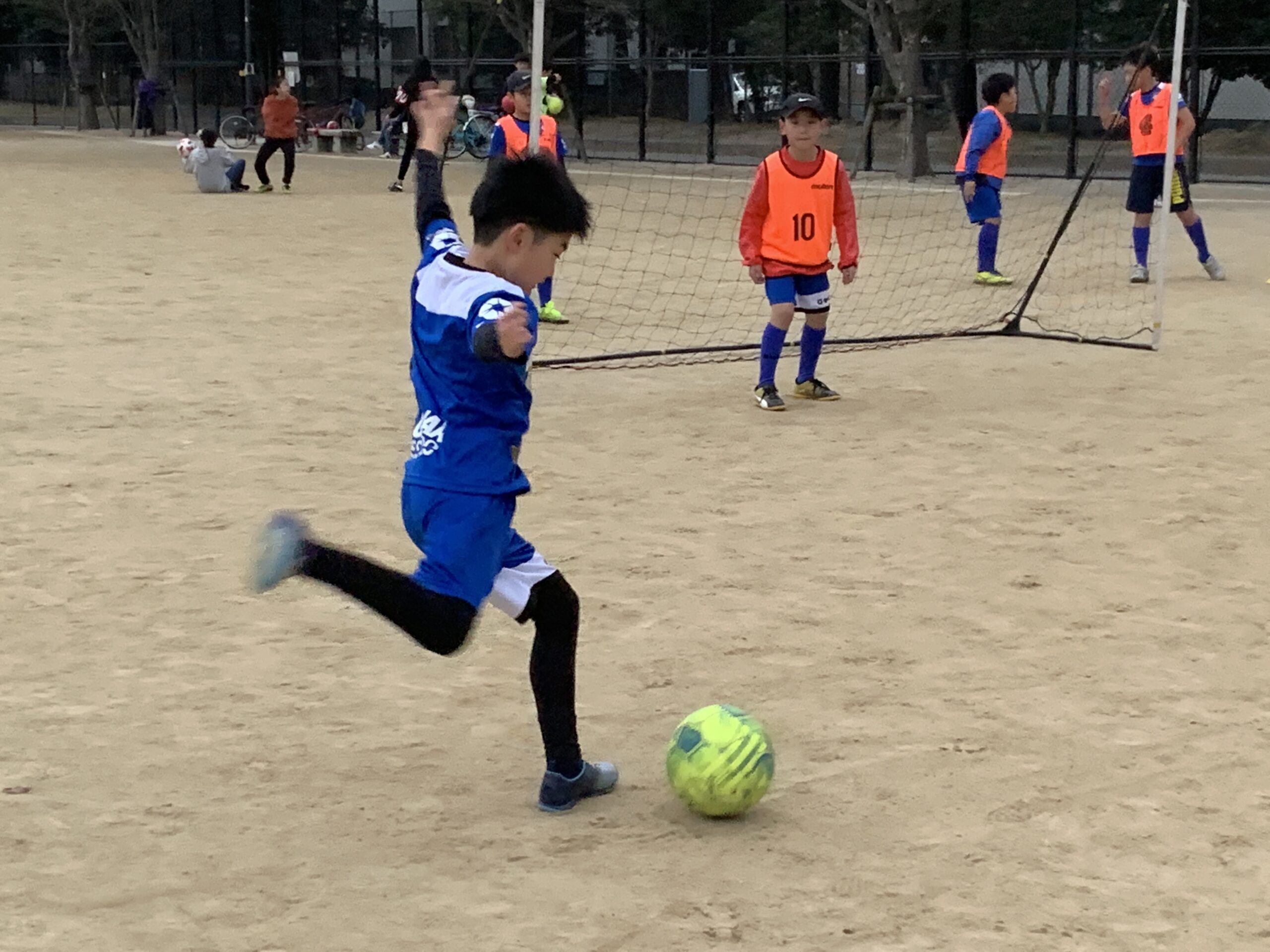 ドリブルで相手をかわすためには 三宅スクール高学年 レアッシ福岡fc